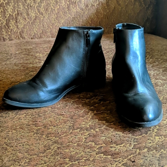 Size 8.5 Black Women's Fashion Boots with heel - Picture 1 of 3